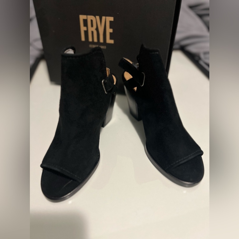 NIB FRYE Dani Shield Sling Black Suede Peep Toe Heeled Sandal Sz 8.5 Block Heel